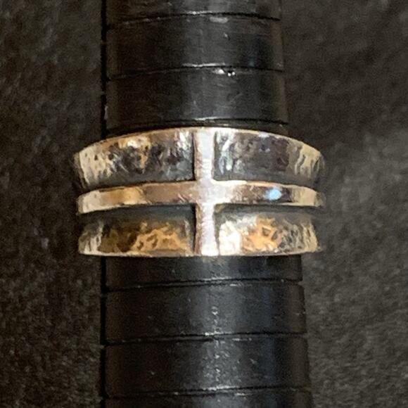James Avery Ring Retired Rare Sterling Silver Wide Cross Size 9 - Picture 2 of 7